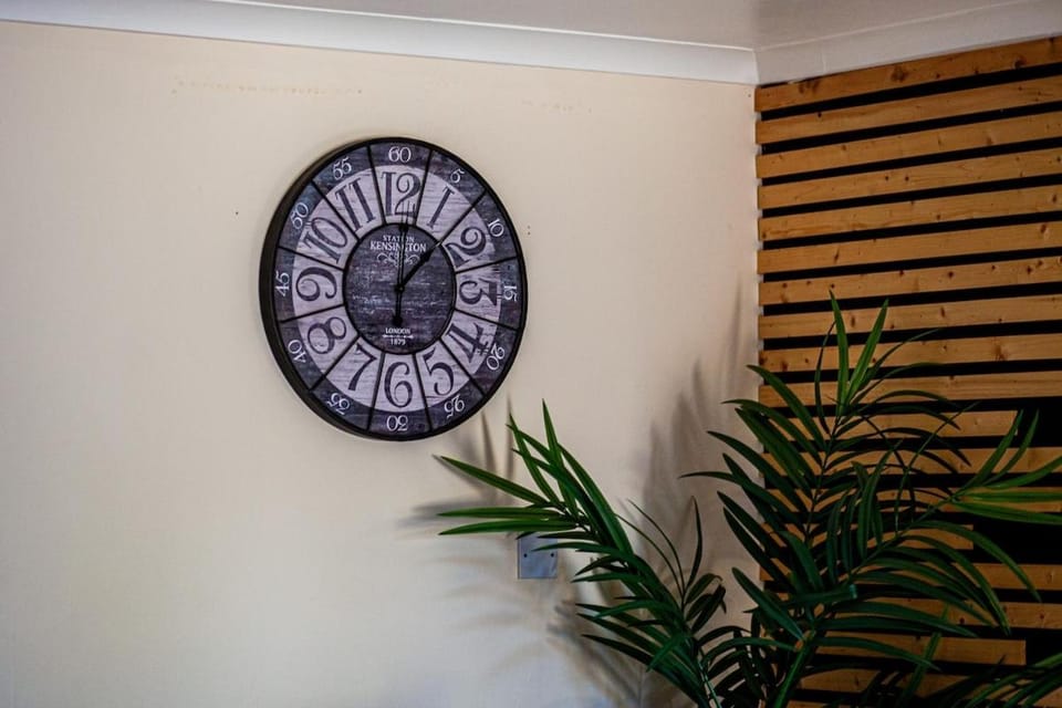 6BR 3Bath, Sleeps 14, Parking, Groups, Contractors House in England
