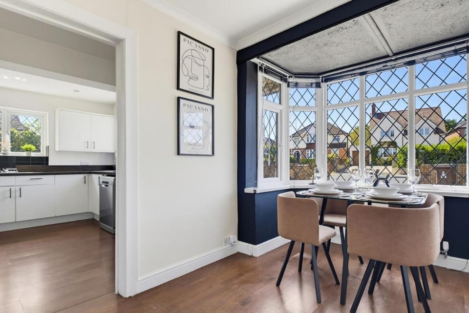 6BR 3Bath, Sleeps 14, Parking, Groups, Contractors House in England