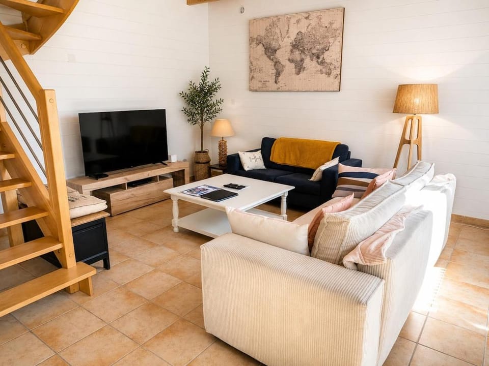 Communal lounge/ TV room, TV and multimedia, Living room