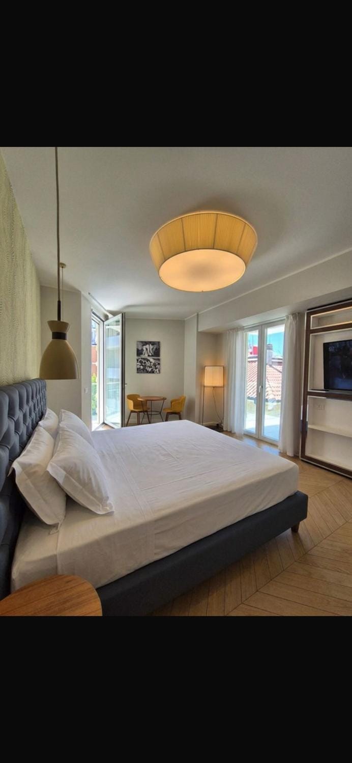 Bed, TV and multimedia, Photo of the whole room, Bedroom