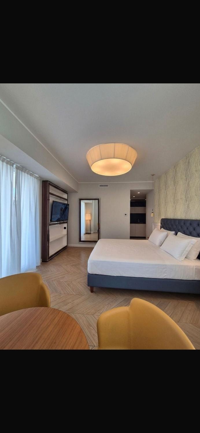 Bed, TV and multimedia, Bedroom