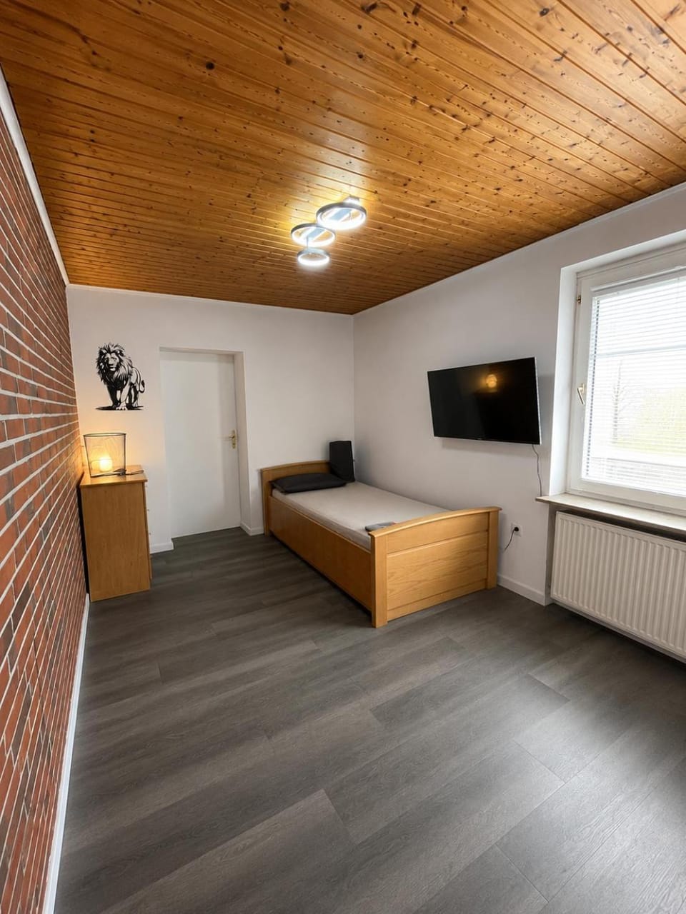 Bed, TV and multimedia, Photo of the whole room, Bedroom