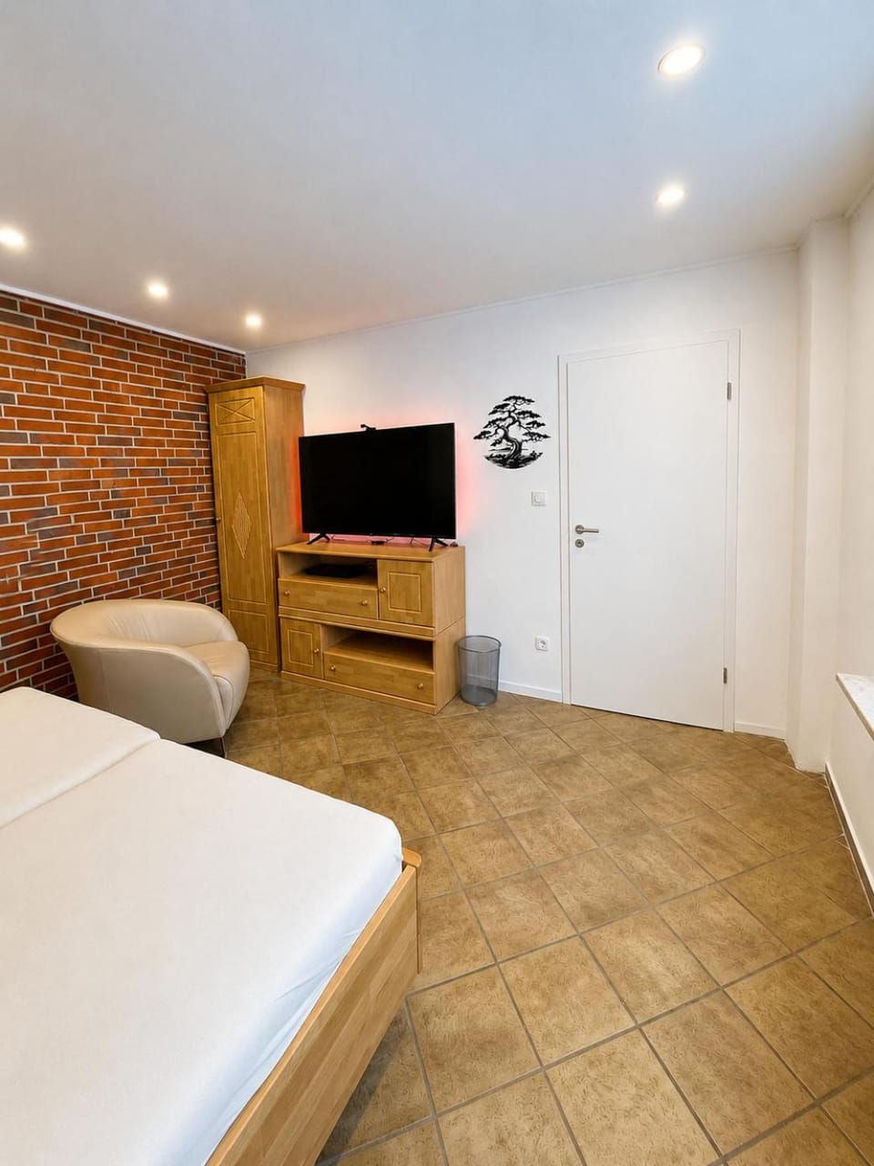 Bed, TV and multimedia, Photo of the whole room, Bedroom