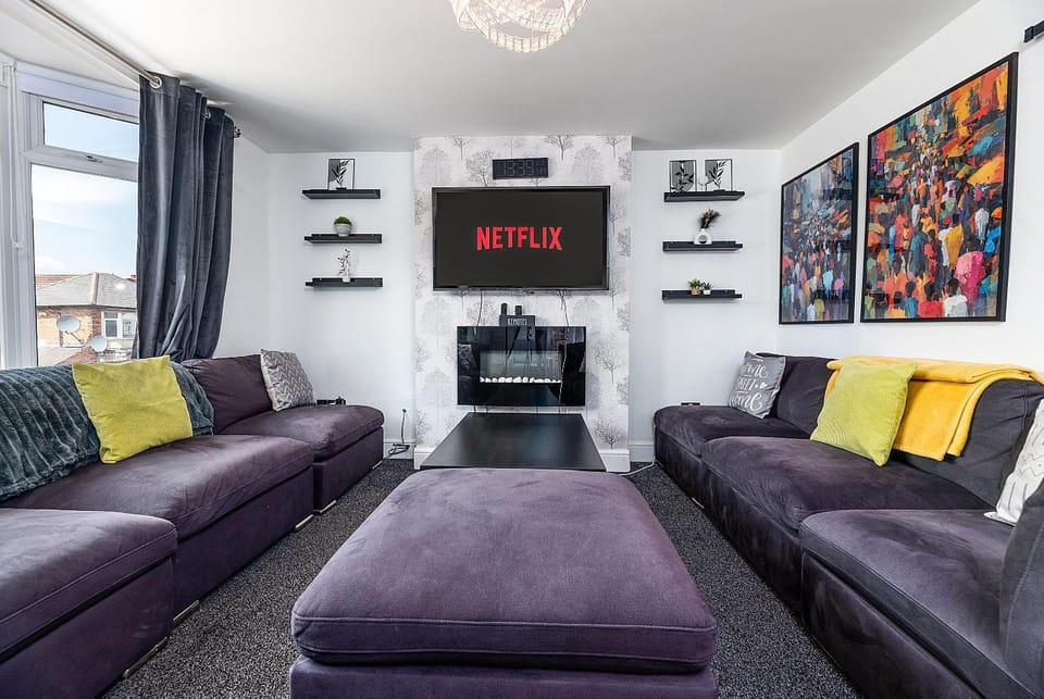 Nottingham 4 Bed House Sleeps 11 Parking for 3 House in Nottingham