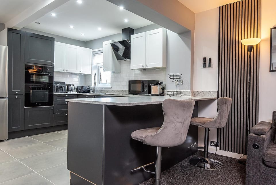 Nottingham 4 Bed House Sleeps 11 Parking for 3 House in Nottingham