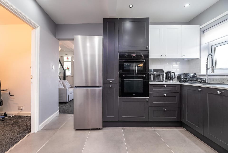 Nottingham 4 Bed House Sleeps 11 Parking for 3 House in Nottingham