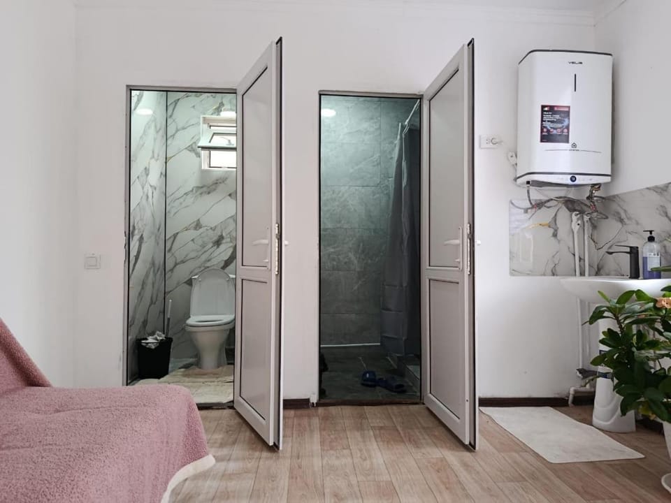 Shower, Bathroom, Internal: Not applicable to any particular room