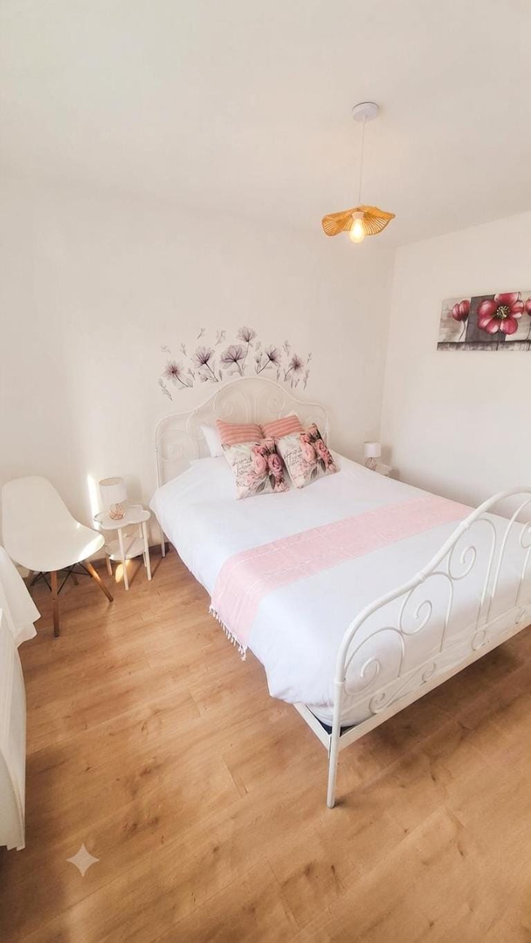 Bed, Photo of the whole room, Bedroom