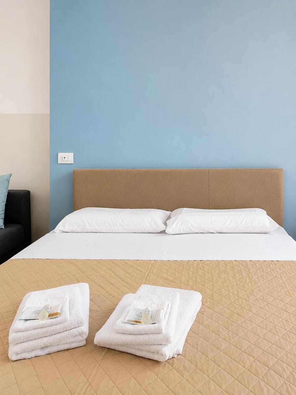 Bed, Bedroom, towels