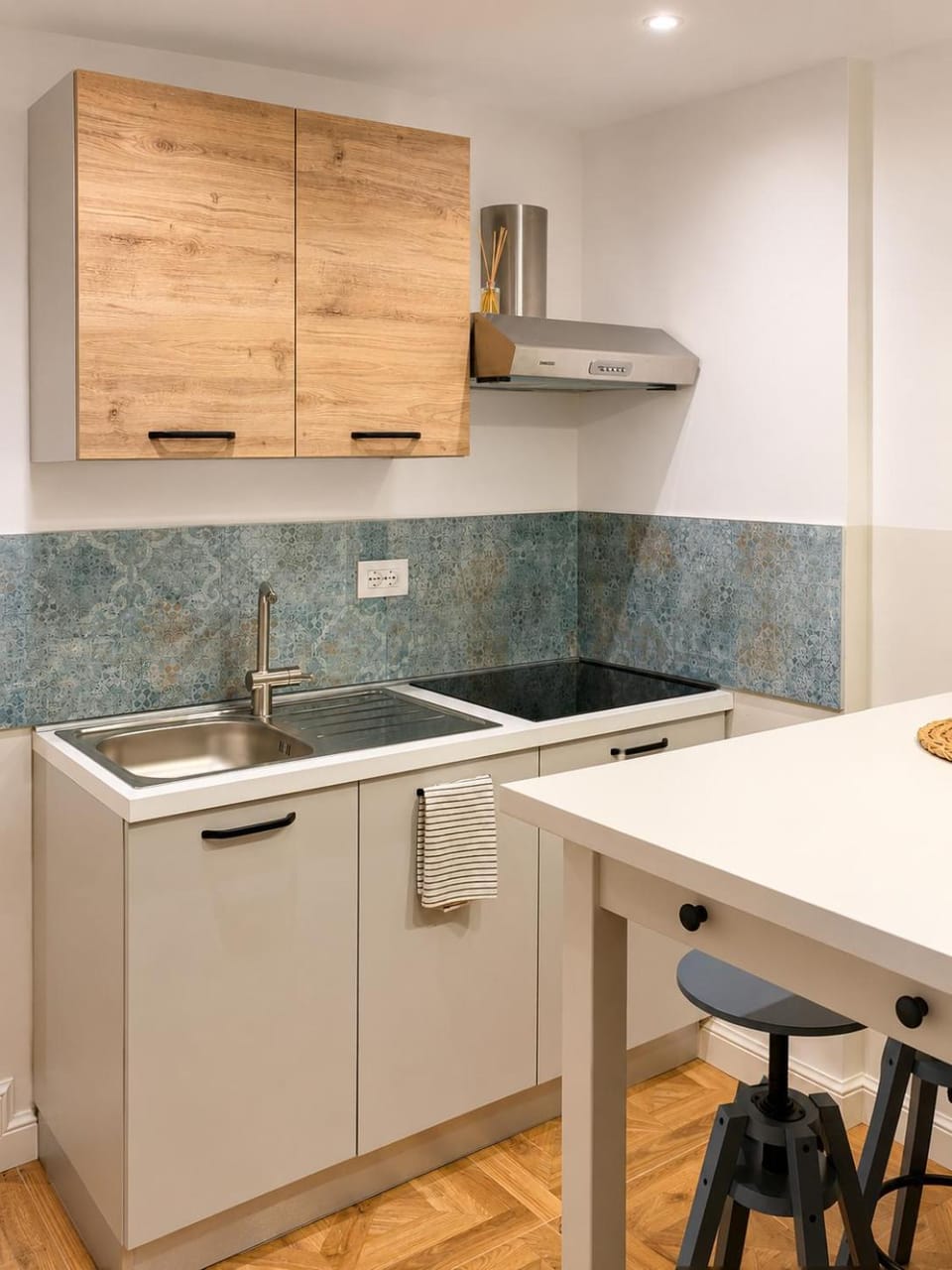 Kitchen or kitchenette, Dining area, stove