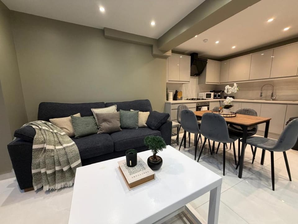 Kitchen or kitchenette, Living room, Seating area, Dining area