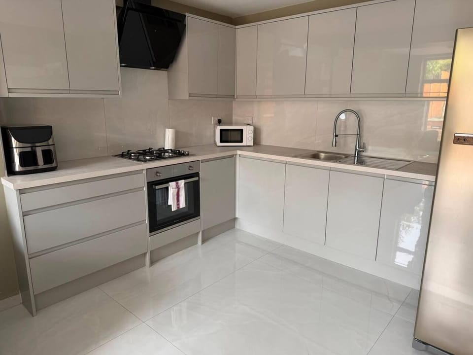 Coffee/tea facilities, Kitchen or kitchenette, oven, stove, toaster