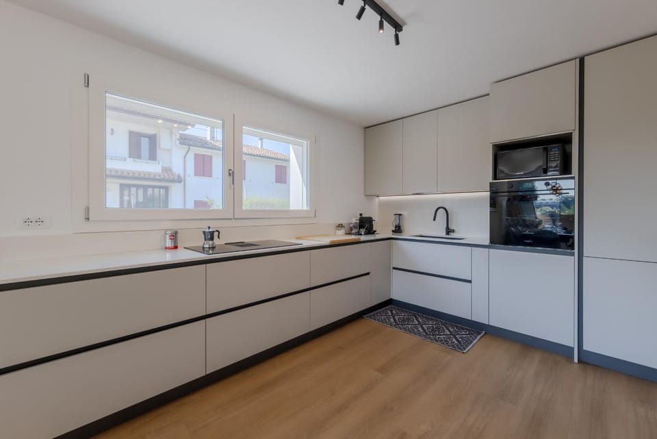 Coffee/tea facilities, Kitchen or kitchenette, dishwasher, oven, stove