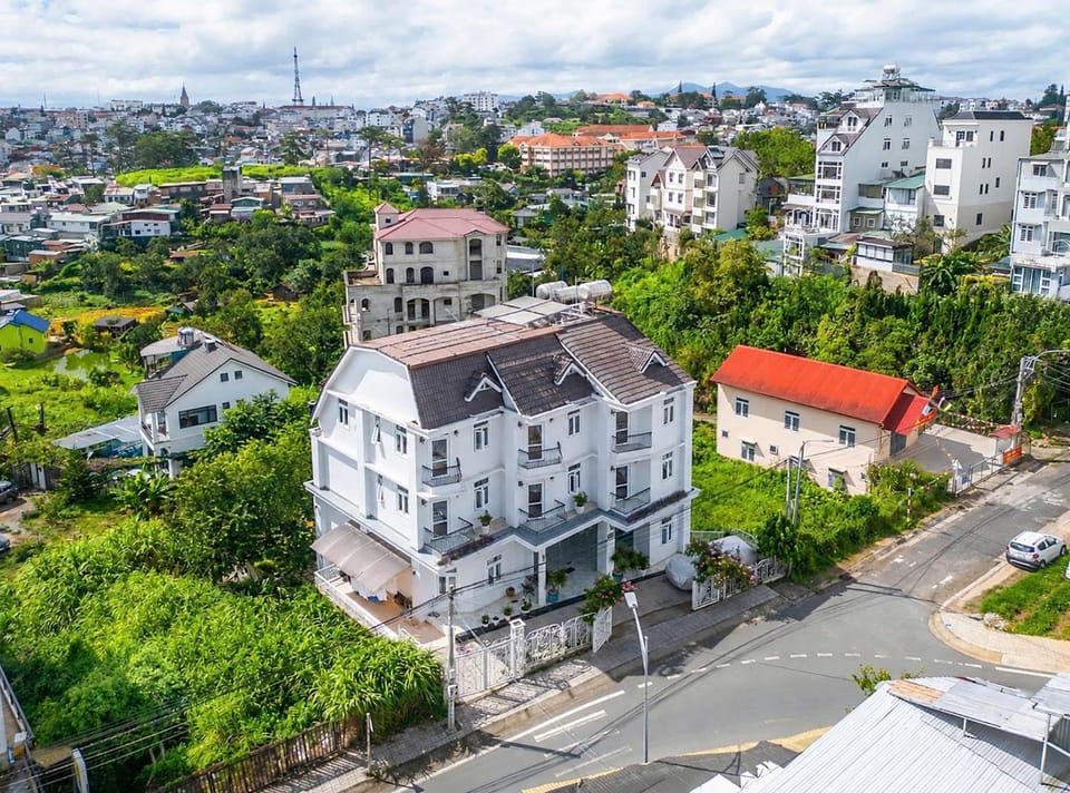 Property building, Neighbourhood, Natural landscape, Bird's eye view, Location