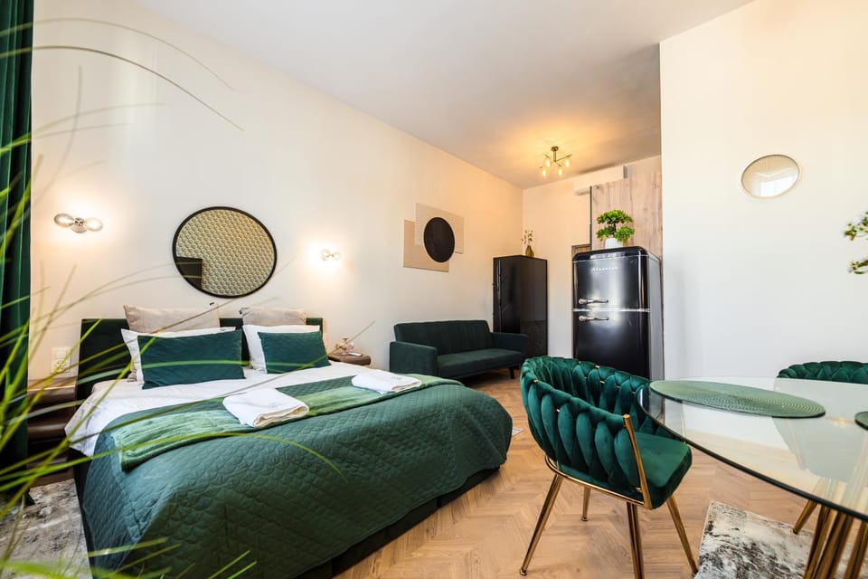 Bed, Photo of the whole room, Seating area