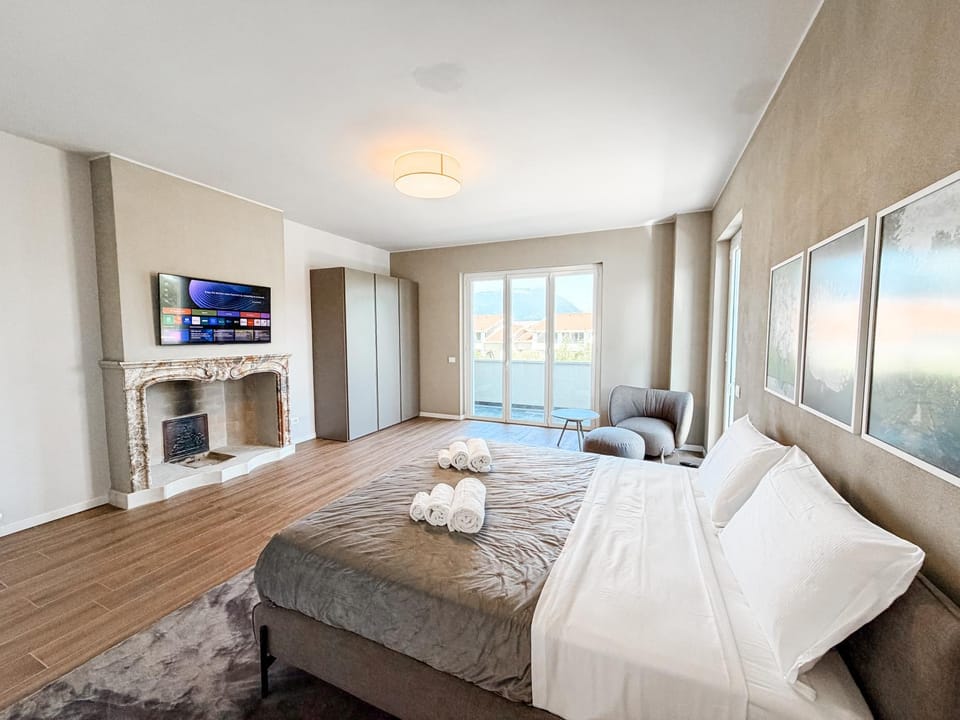 Bed, TV and multimedia, Balcony/Terrace, Photo of the whole room, Bedroom, towels, wardrobe, air conditioner