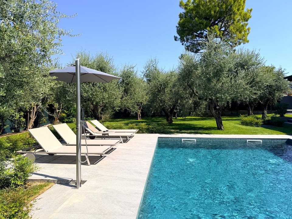 Patio, Spring, Day, Natural landscape, Garden, Garden view, Pool view, Swimming pool, sunbed