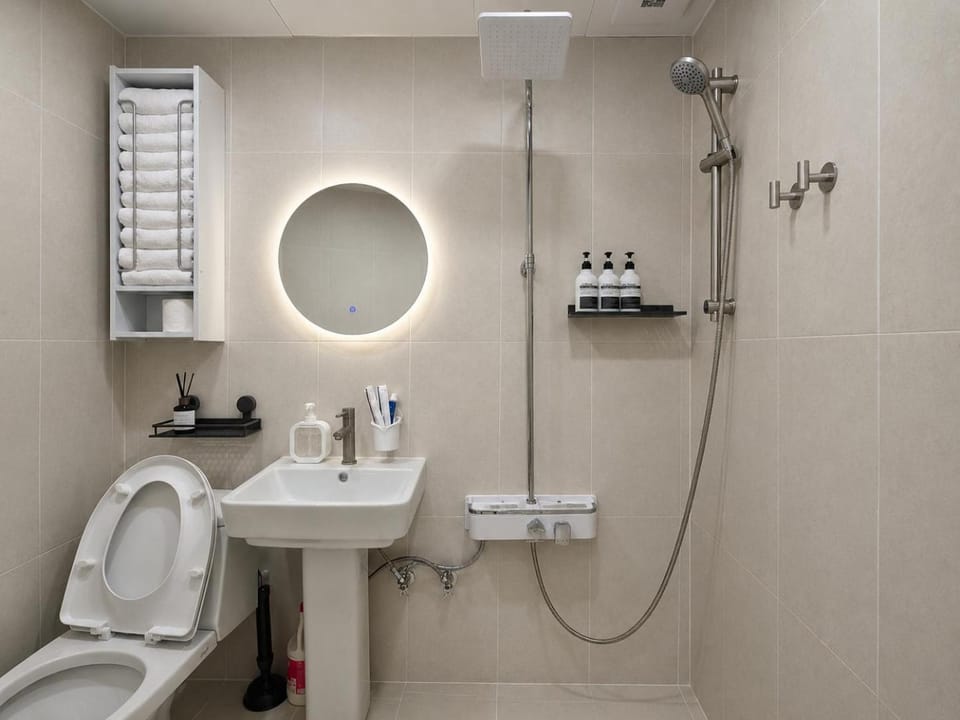 Shower, Toilet, towels