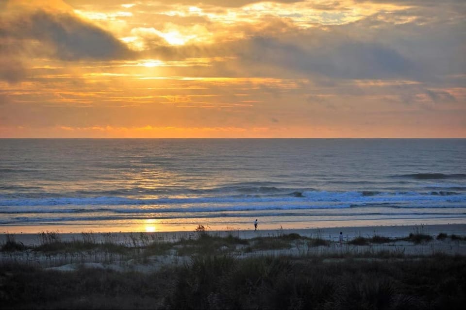 Steps from the Ocean - St Augustine Beach Retreat Apartment in Saint Augustine Beach