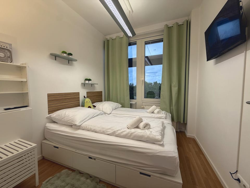 TV and multimedia, Photo of the whole room, Bedroom