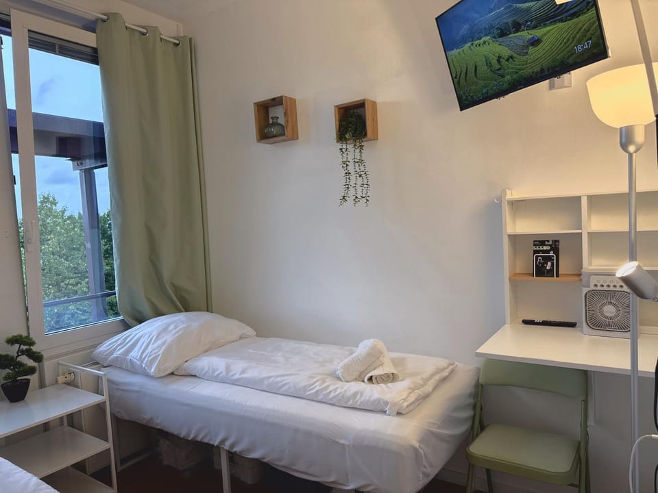 TV and multimedia, Photo of the whole room, Bedroom