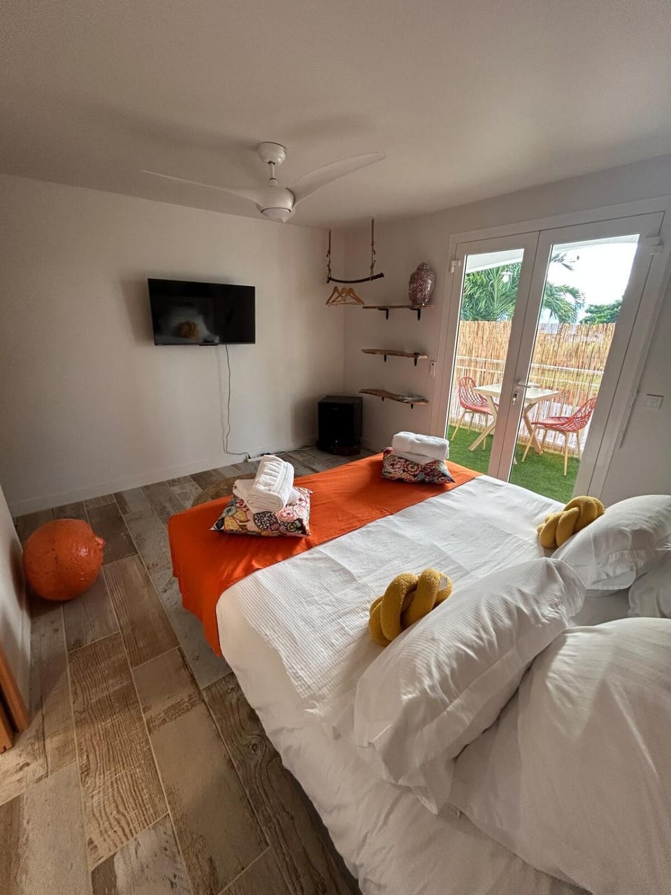 Bed, TV and multimedia, Bedroom