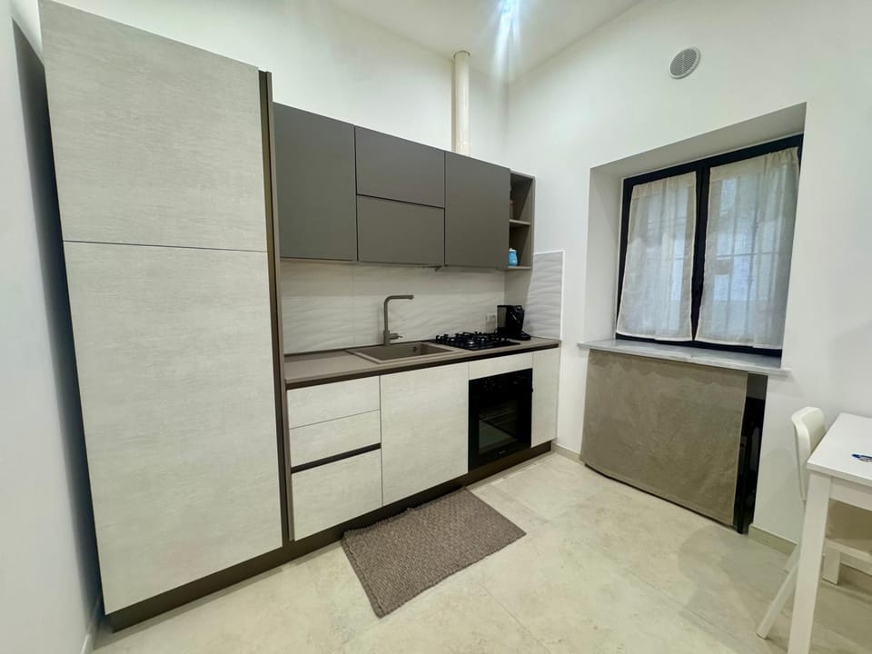 Kitchen or kitchenette, Dining area, oven, stove