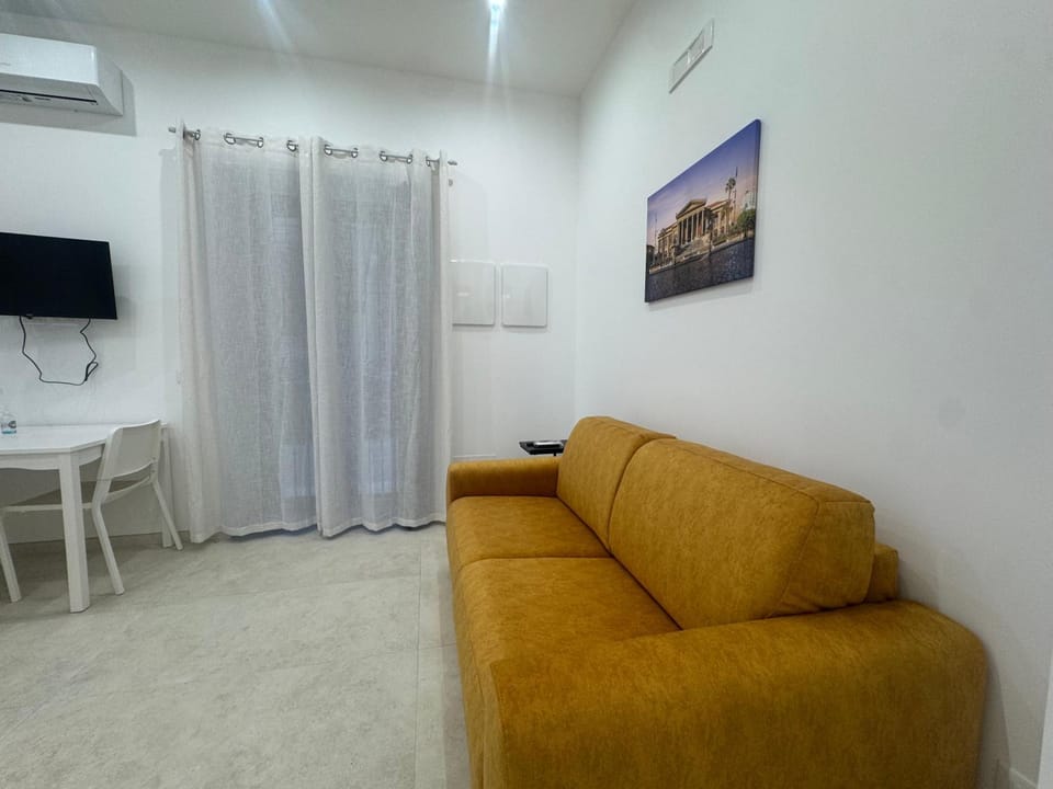 TV and multimedia, Living room, Seating area, air conditioner