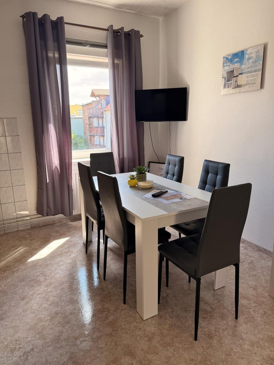 TV and multimedia, Seating area, Dining area
