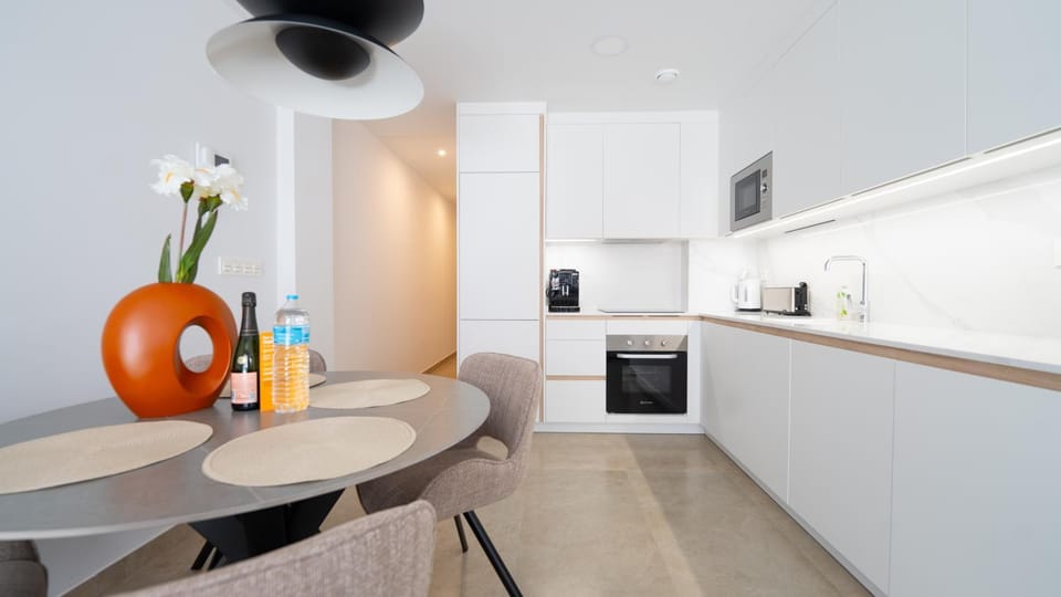 Coffee/tea facilities, Kitchen or kitchenette, Living room, Dining area, stove
