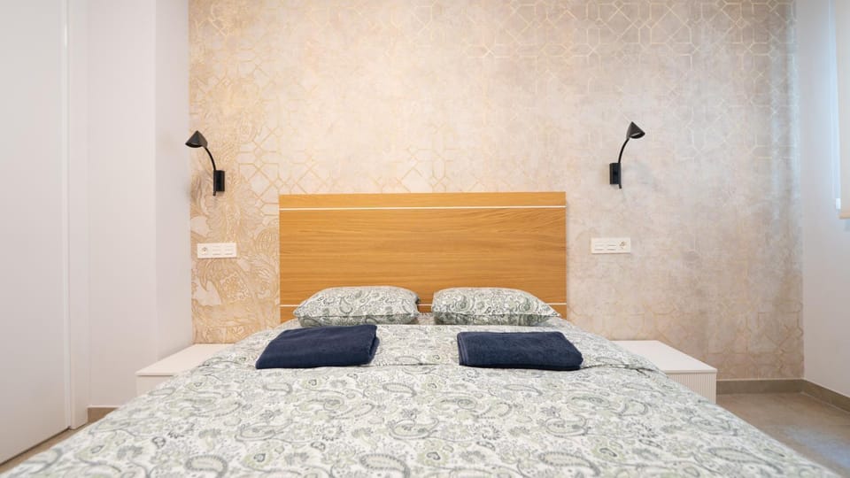 Bed, Photo of the whole room, Bedroom, towels