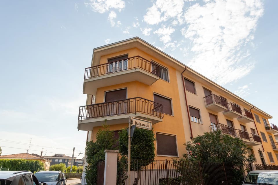 Property building, Day, Neighbourhood, Street view, Location, Parking