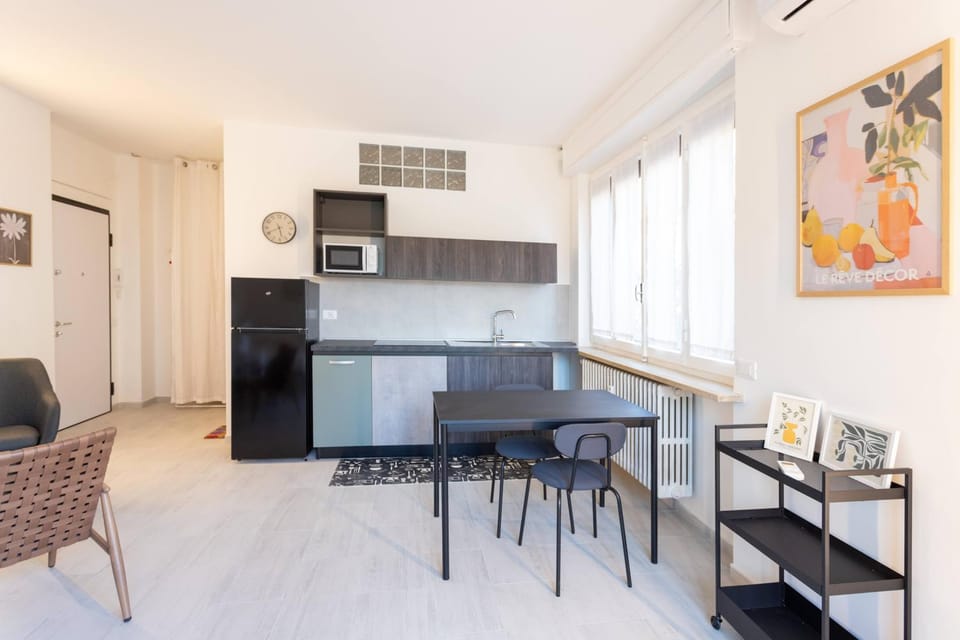 Kitchen or kitchenette, Living room, Seating area, Dining area, stove, air conditioner