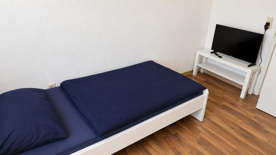 Bed, TV and multimedia, Photo of the whole room, Bedroom