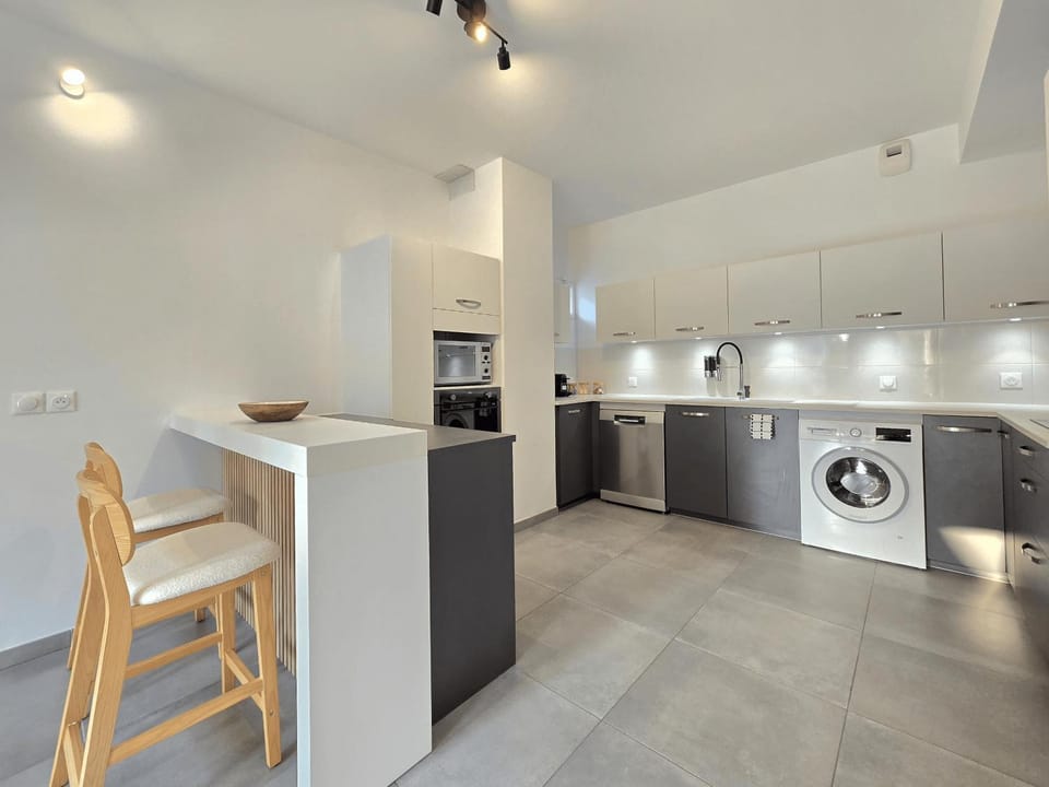 Kitchen or kitchenette, Dining area, dishwasher, oven, stove, toaster, washing machine