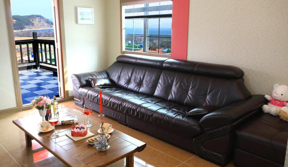 Day, Living room