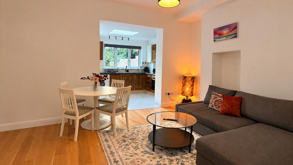 2-Bed Apt Sleeps 6 near Arsenal & Highbury Apartment in London Borough of Islington