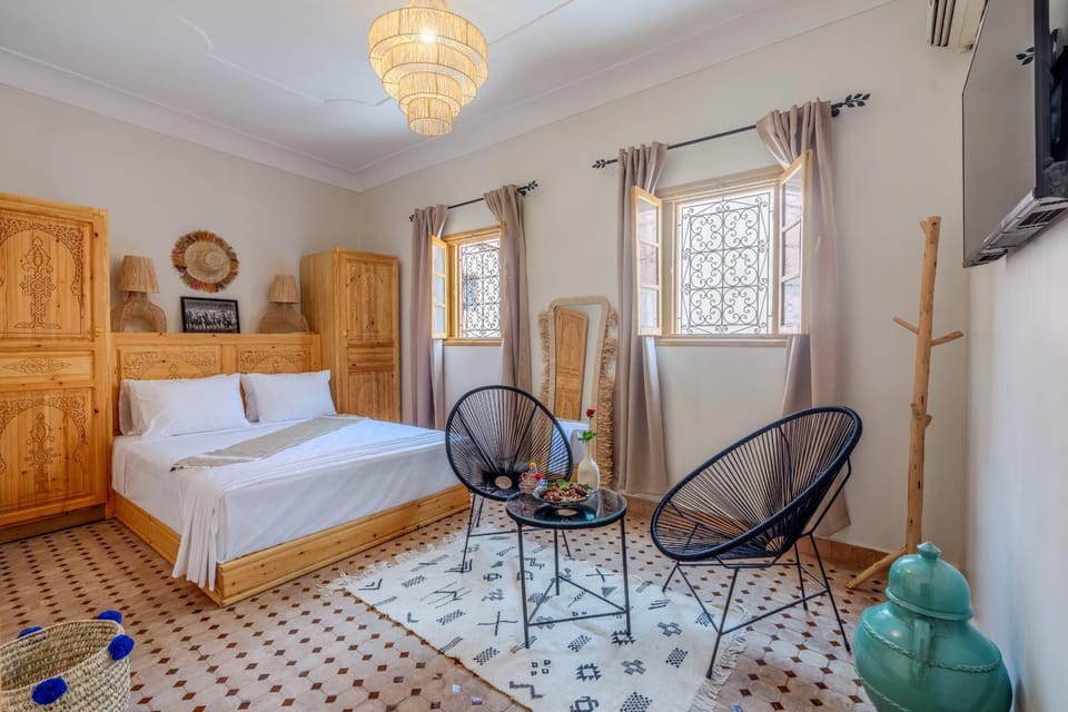 Bed, TV and multimedia, Photo of the whole room, Bedroom