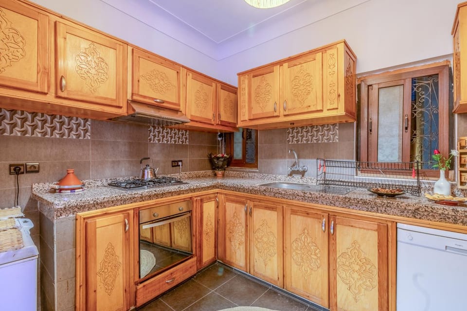 Kitchen or kitchenette, dishwasher, minibar
