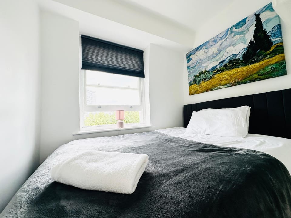 Bed, Bedroom, towels