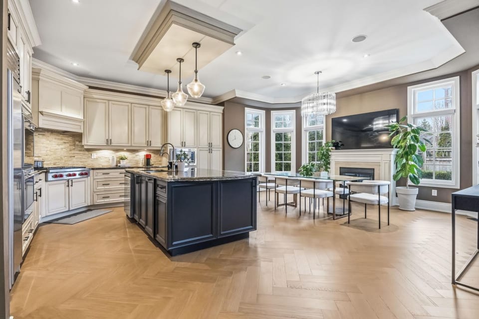 Luxury Golf Retreat Gym Sauna 4BR Executive Home House in Markham