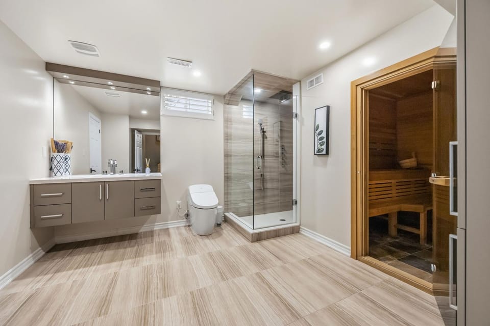 Luxury Golf Retreat Gym Sauna 4BR Executive Home House in Markham