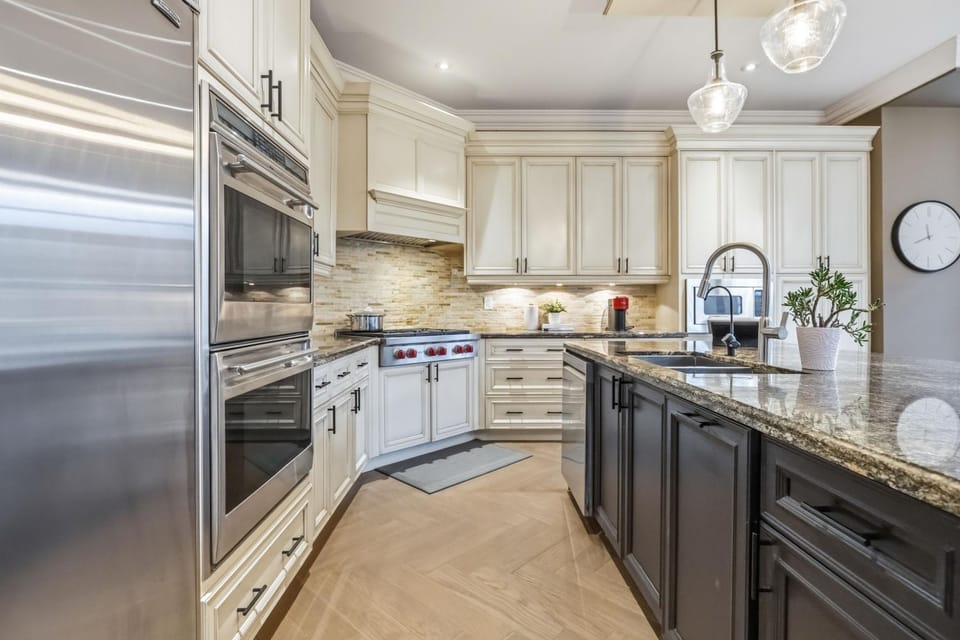 Luxury Golf Retreat Gym Sauna 4BR Executive Home House in Markham