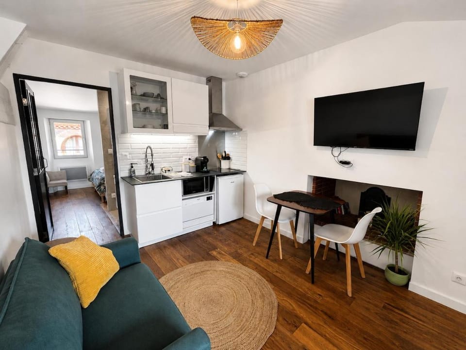 Kitchen or kitchenette, Living room, Seating area