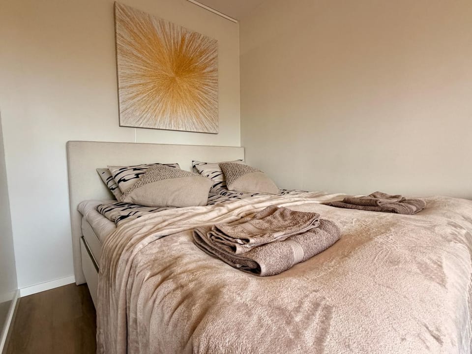 Bed, towels