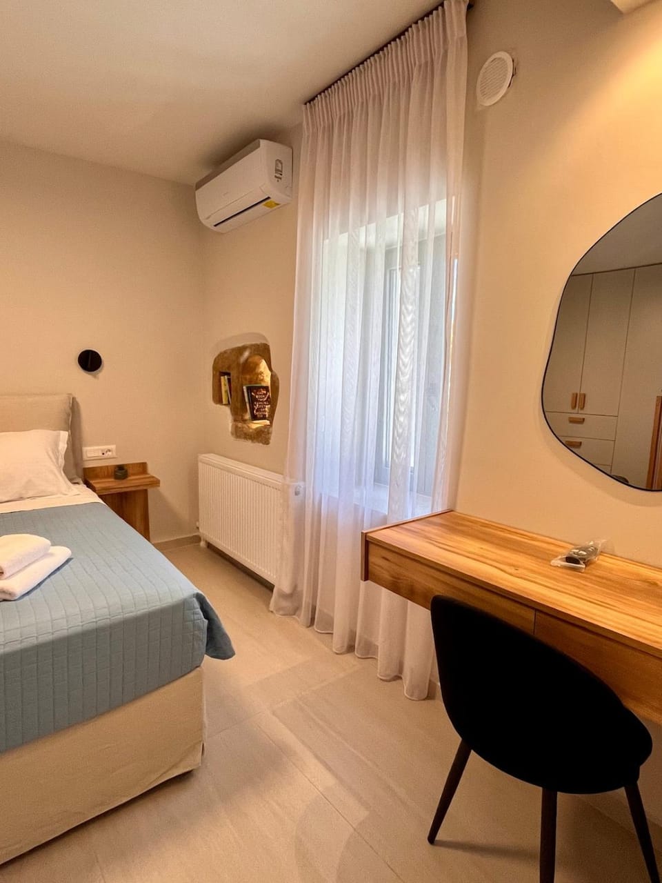 Bed, Bedroom, hair dresser, air conditioner