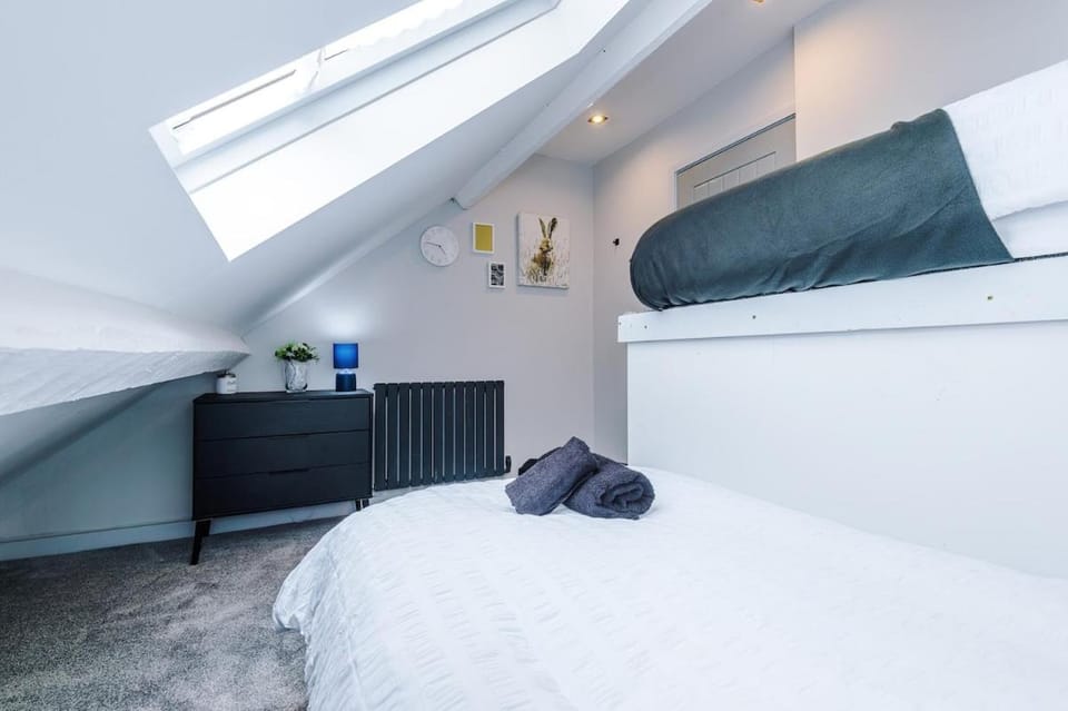 Stylish Home for 8, Games Room & Free Parking, Group Bookings Apartment in Northwich