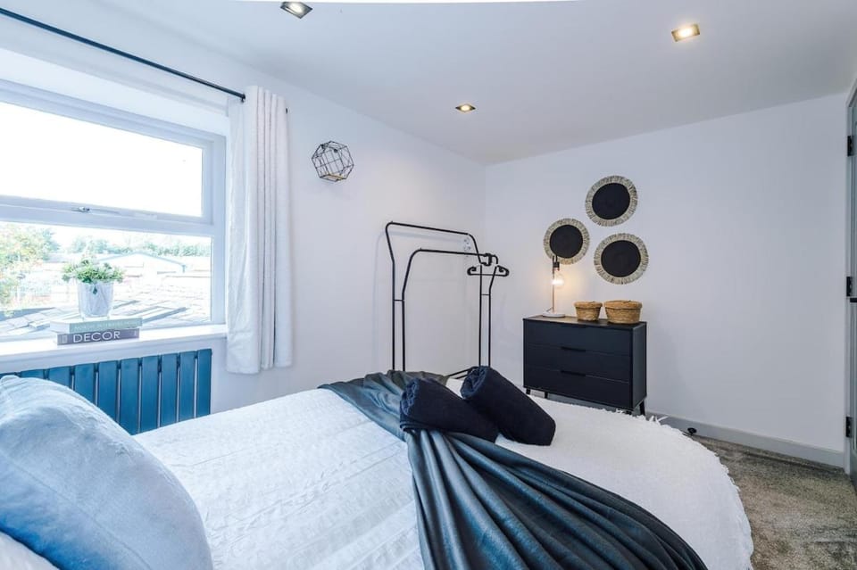 Stylish Home for 8, Games Room & Free Parking, Group Bookings Apartment in Northwich