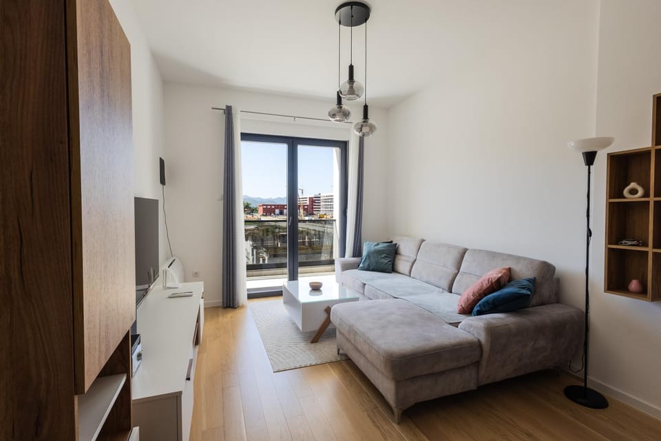 Bed, TV and multimedia, Living room, Photo of the whole room, Seating area