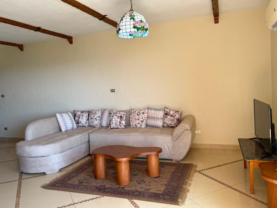 Communal lounge/ TV room, TV and multimedia, Living room, Seating area, Evening entertainment